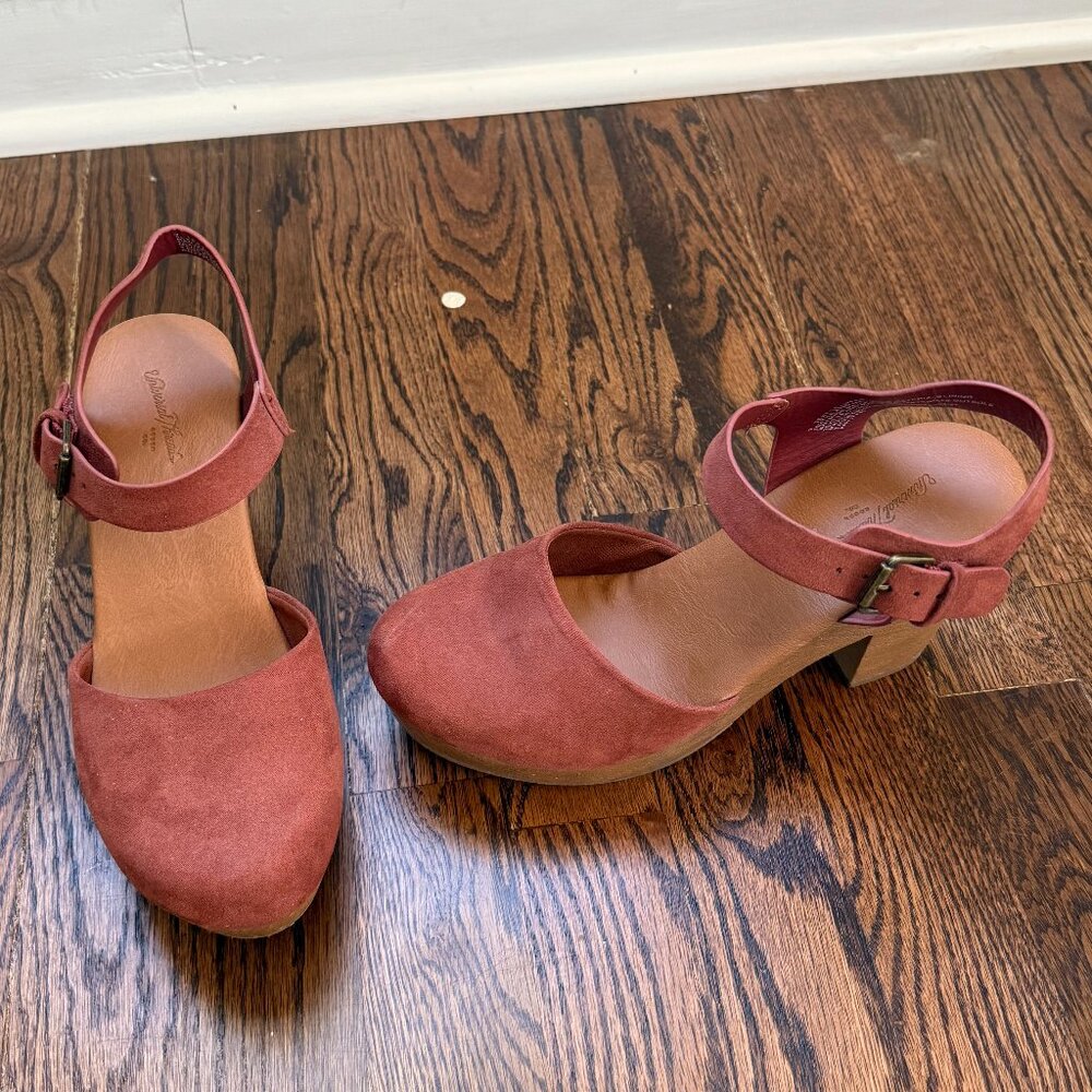 Universal Thread Clogs